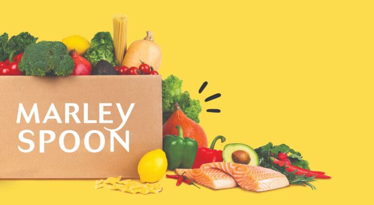 Marley Spoon måltidskasse fyldt med ingredienser på en gul baggrund