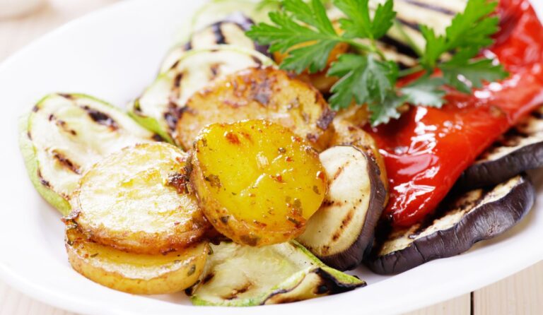 Vegansk måltid med kartofler, squash og peberfrugt