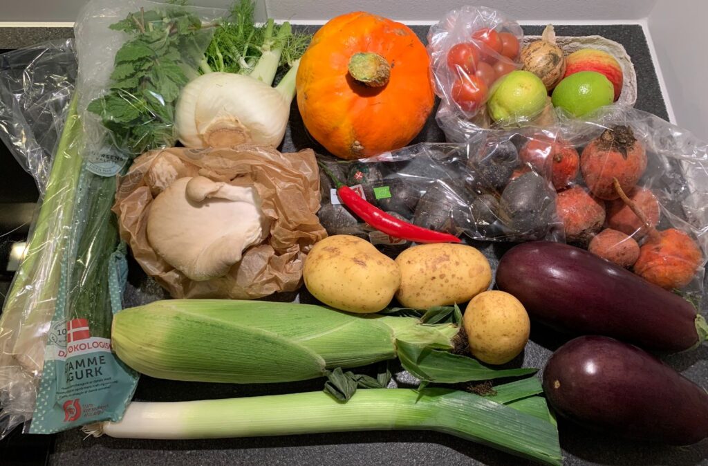 Skagenfood måltidskasse med frugter og grøntsager lagt op på bordet