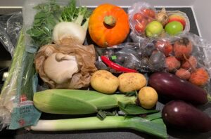 Skagenfood måltidskasse med frugter og grøntsager lagt op på bordet