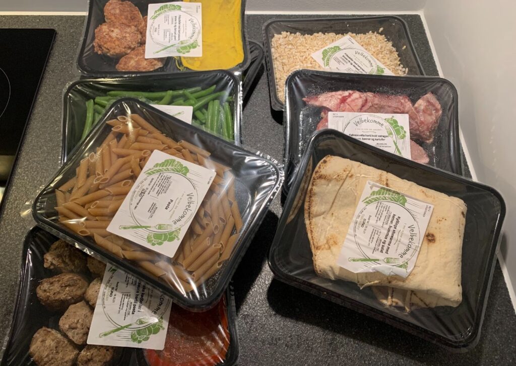 Dele af indhold fra Sundtakeaway måltidskasse, leveret i plastbakker og portionsanrettet