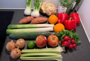 Grøntsager fra Marley Spoon måltidskasse lagt ud på køkkenbord